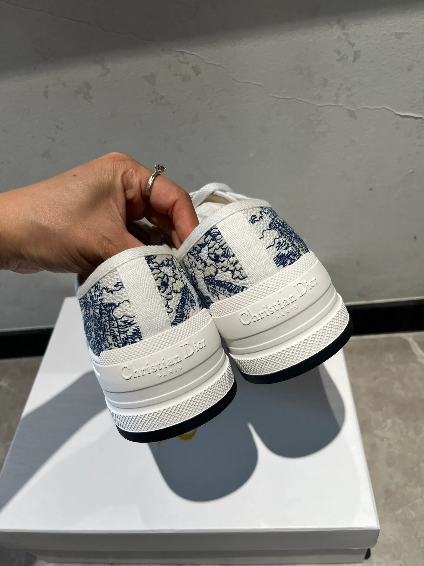 👟👟Ex-factory price 520👟👟 Walk‘n’Dior embroidered mid-top casual shoes are new in 2025. On the fashion stage, Dior embroidered shoes are the well-deserved protagonist. Delicate stitching is used on the upper, every stitch is devoted to the craftsman's efforts, and every thread is woven with artistic poetry. From complex floral patterns to smart geometric textures, embroidery is like the magic that gives shoes life, allowing them to show dynamic beauty even in static conditions.   Wearing Dior embroidered shoes feels like stepping into a dream world full of art. It is not only a pair of shoes, but also a walking piece of art that perfectly integrates fashion and culture. Whether you are strolling on the bustling city streets or attending important social occasions, Dior embroidered shoes can add unique charm to your style and become the focus of everyone's attention.   Choosing Dior embroidered shoes means choosing a persistent pursuit of quality and a unique understanding of fashion. Let it accompany you through every wonderful moment and leave your own fashion mark.  Material: Sheepskin lining, feet, silk cowhide, size 35-41, heel height 5cm